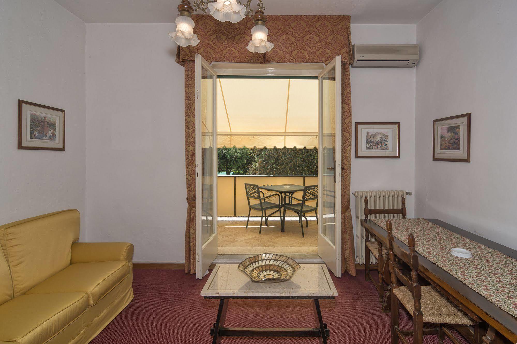 Hotel Verdemare มารินา ดิ เปียตราซันตา ภายนอก รูปภาพ