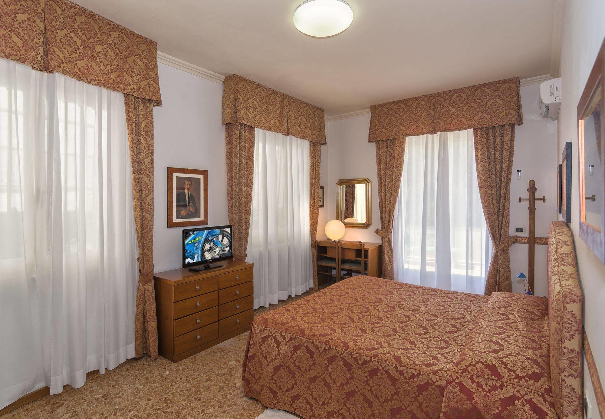 Hotel Verdemare มารินา ดิ เปียตราซันตา ภายนอก รูปภาพ