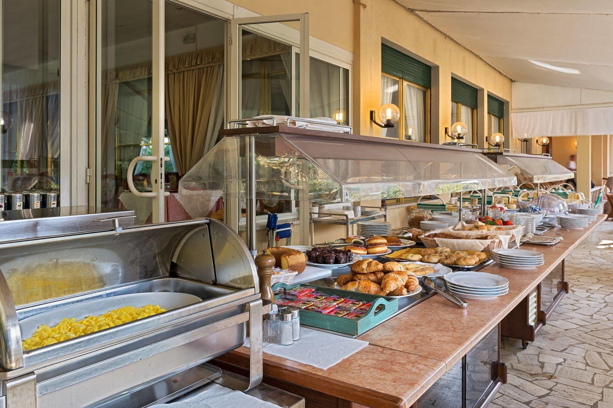Hotel Verdemare มารินา ดิ เปียตราซันตา ภายนอก รูปภาพ