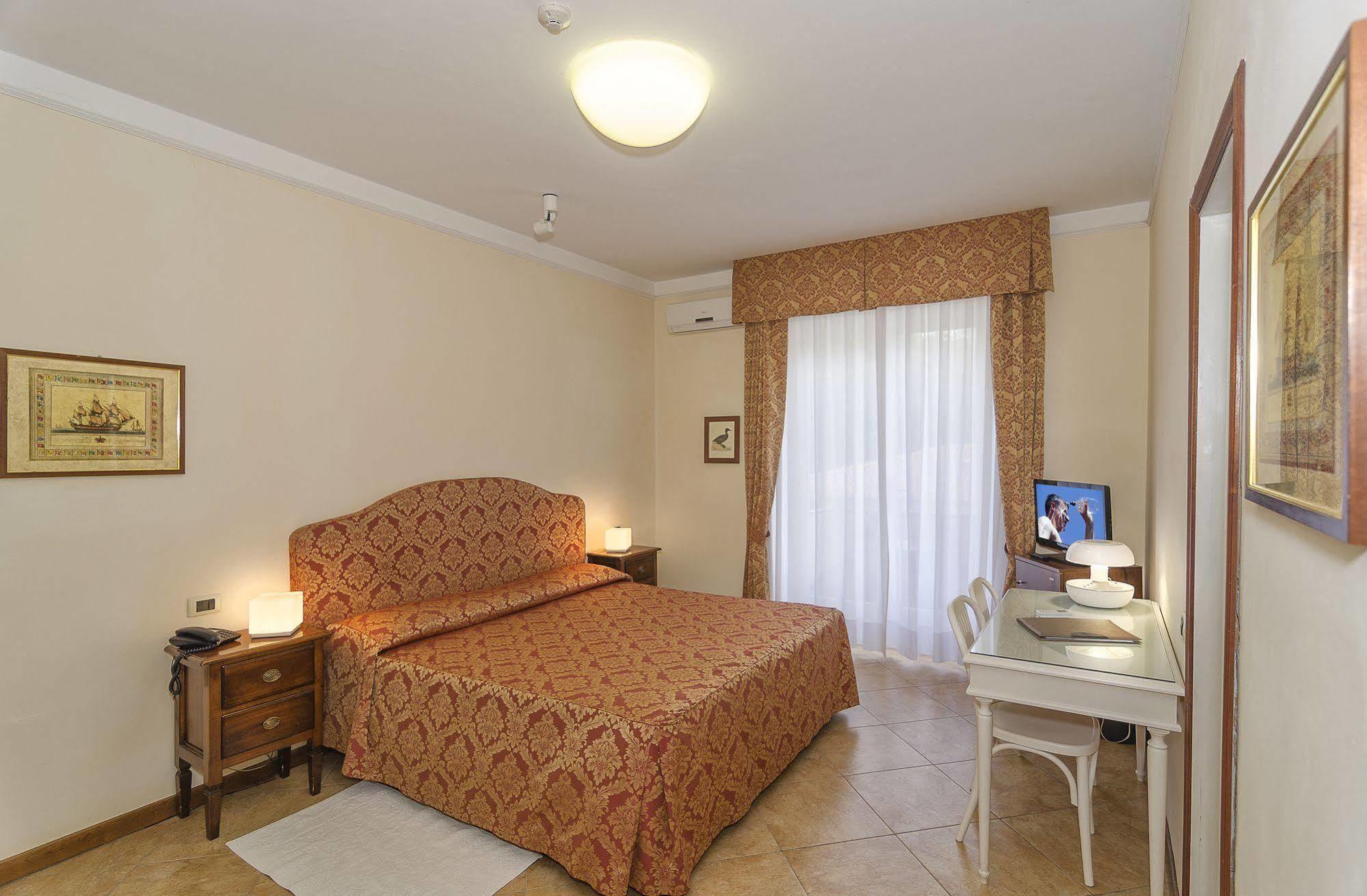 Hotel Verdemare มารินา ดิ เปียตราซันตา ภายนอก รูปภาพ